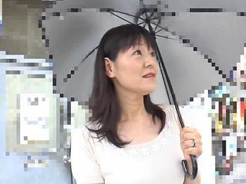 50代のセックスレス奥さまをナンパ！若い男のチンコに興奮を隠せずオマンコびしょ濡れ