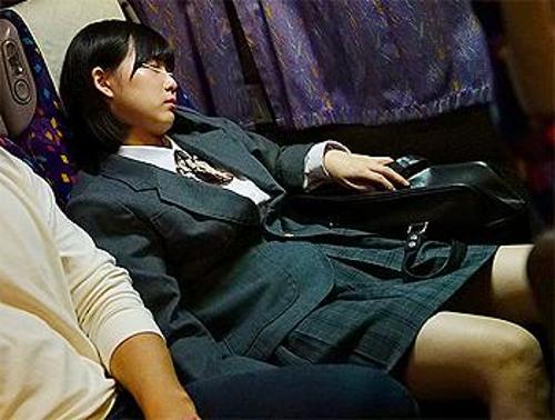 『お、お願いします…中には出さないで…』【JK】変態男に勝手にチンチンをパコパコされた少女！《強姦》