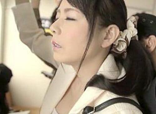 『声出したら他の客にバレちゃうよ〜w』【人妻】死ぬほど嫌いな野郎に容赦なくオマンコに挿し込まれた熟女！《レ●プ》