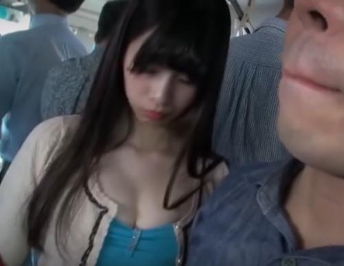 【人妻】バスに乗ってたら知らない奥さんが胸を当ててくる…、勃起しちゃったけど触っても怒られないかなぁ《逆レイプ》