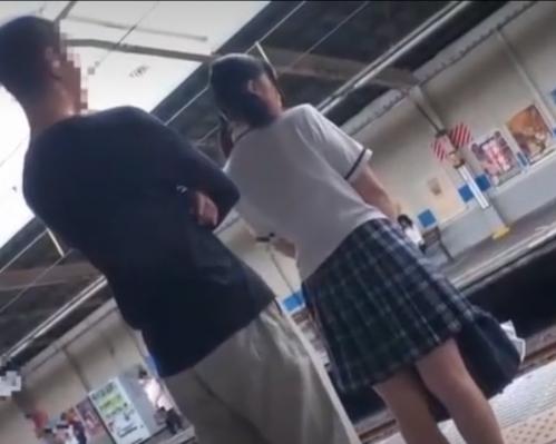 【JK】気の弱いロリ少女の真後ろに立つ最悪の痴漢師、電車内でボロボロにされて精子まみれにされる制服少女《レイプ》