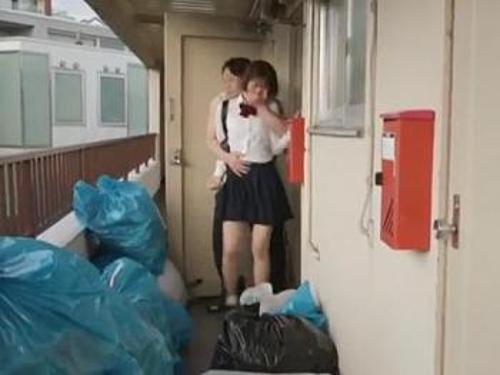 『やめてよ、こんなの酷いよぉ…』【JK】キチガイ隣人に抵抗虚しく膣奥に挿れられた女の子！《レｘプ》