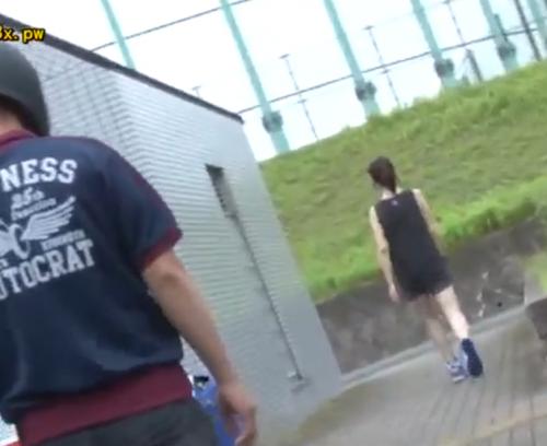 《恐怖》【JD】公園でスポーツしてる少女がトイレに…フルフェイスヘルメット男が尾行して女子トイレに侵入《レイプ》