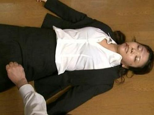 『ねえ、お願い…許して、私こんなオバサンなのよ…』【人妻】ゴミクソ男に勝手に割れ目に挿れられた熟女！《昏睡レｘプ》