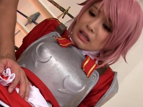 甲冑を身に着けたコスプレ女子がベッドの中で責められてバックからのピストンで甲高い声を上げてヨガる着衣セックス！