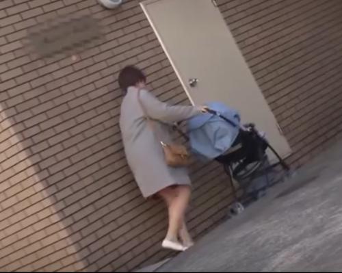 【人妻】出産したばかりの幸せ奥さまを尾行して一緒にマンションに侵入する変態野郎