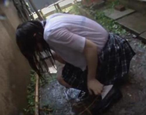 『ひぃ…レイプしないでください…』【JK】雨に振られてブラが透けちゃってる少女に興奮したロリコン野郎が肉棒パコパコ《レイプ》