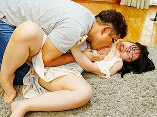 『お願い、もう許して…』【人妻】クズ犯罪者に力づくで小さな割れ目に挿し込まれた奥さん！《レ○プ》