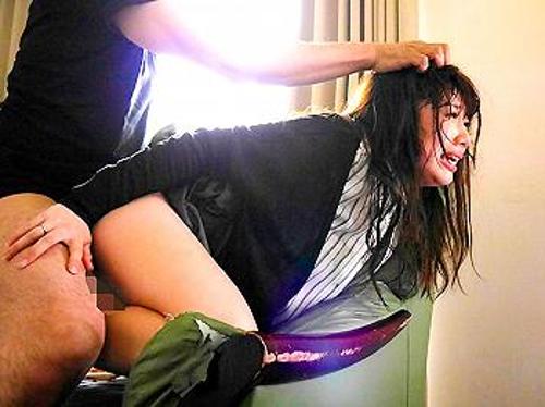 『ダメぇ、そんなに大きなチンチン挿れないでぇ…！』【人妻】クズ犯罪者に拒絶したのに膣奥に挿し込まれた奥様！《レ○プ》