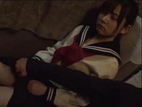 『うぐぅ…出ちゃったよぉ、どうしよ…』【JK】カス強姦魔に容赦なく膣奥にパコパコされた娘！《昏睡強姦》