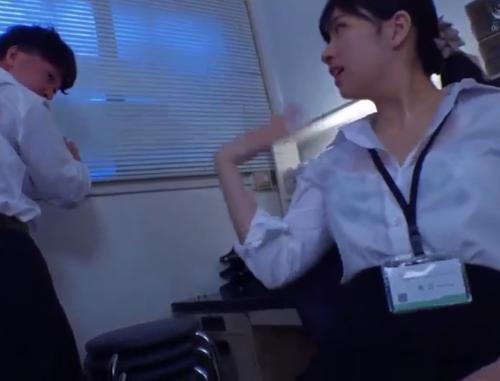 【OL】事故が発生して密室に閉じ込められた男女、汗で濡れ透けブラジャーの同僚OLに我慢できなくなって無理やりチンコ挿入《レイプ》