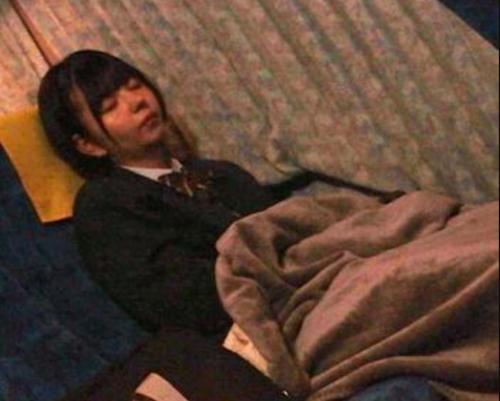 【JK】節約して娘に高速バスを使わせたら…消灯後に隣の席に変態男が座ってロリマンコを好き放題に手マン、生挿入されて痙攣イキ《レイプ》