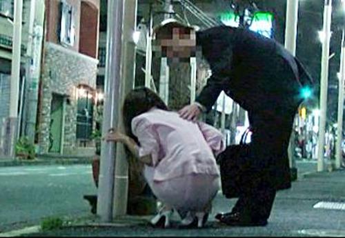 『うぅ…こんなおばさんを痴漢するなんて…』【人妻】変態上司にチンチンで膣奥ガン突きされて性欲処理道具にされたおばさん！《昏睡レイプ》