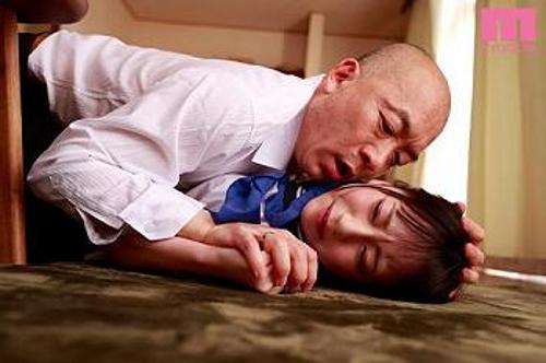 『うぅ、旦那が見てるのに…あぁああ！』【人妻JK】ゴミ義父にチンコで奥まで貫かれてモノ扱いされた娘！《レイプ》