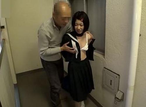 『うぅ…お願い、誰か助けて…』【JK】キモ男に無理やりデカチンを挿し込まれた女の子！《レ●プ》