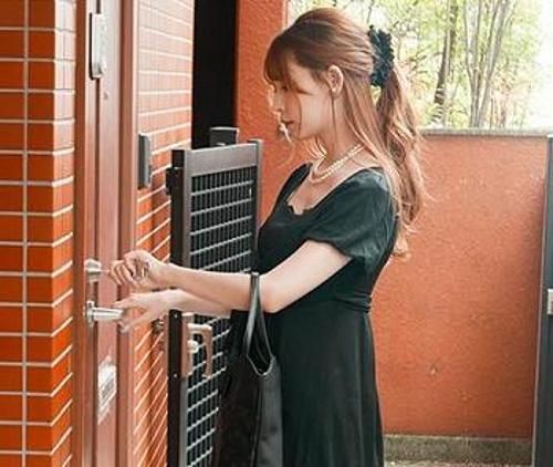 『奥さん、チンポ挿れてやるからこっちに来い！』【未亡人】嫌いな野郎に抵抗虚しく巨根マラをねじ込まれた奥さん！《レ●プ》