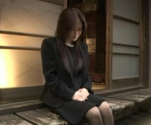 【未亡人】愛する夫がなくなって傷心の妻、義父に仏壇の前で犯されて号泣しながら何度も痙攣イキ《レイプ》