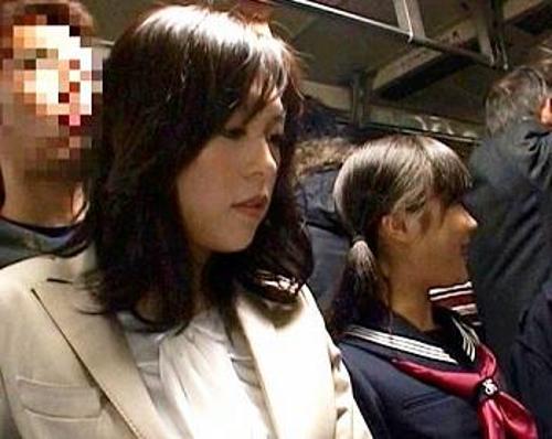 『いやぁ…ダメ、パンツ脱がさないでぇ…』【人妻JK】生理的に嫌いな野郎に巨根で奥まで貫かれて感じまくりなおばさん！《レ●プ》