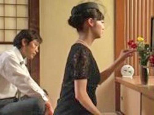 『うぅ、旦那が見てるのに…あぁああ！』【未亡人】キモレイプ犯に抵抗したのにオメコに挿し込まれた奥さん！《レイプ》