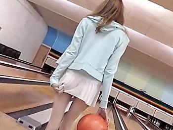 ブロンド娘が、超ミニスカにノーパンでボーリング…アソコが丸見えの初羞恥プレイ…そして、場内オナ＆フェラ＆セックスまで！