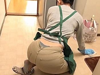 家事代行おばさんを2人で即ハメ！拒否られるも即ハメ激ピス・強制フェラでおばさんスイッチON！2本の若チンコを突き刺す！
