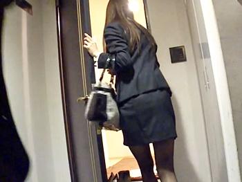 帰宅するOLの後をつける黒い影…自室のドアを開けた瞬間、黒人達に押し込まれ…ブラックペニスをねじ込まれ輪姦中出し！