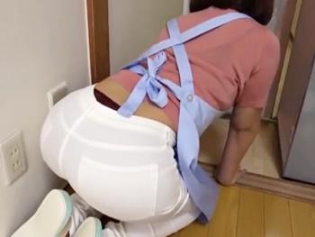 家事代行のおばさんのデカ尻ピタパンに興奮してセンズリするが納まりつかず…後ろから襲ってズボン擦り下げデカチン即ハメ！