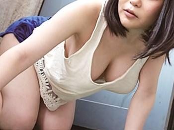 マンションで落とし物をして探す隣のノーブラ巨乳妻！タンクトップの至る所からオッパイ丸見え！理性崩壊・犯してやった！