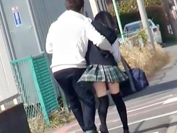 電車内で痴漢にクリトリスを酒で刺激された女子校生がアソコが火照ってしてお漏らし！途中下車し、車の陰でハメられ大量顔射！