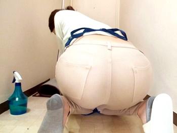家事代行でやって来たスタイル抜群の熟女のピタパン尻に欲情し、四つん這いで掃除している後ろからデカチンで即ハメ！