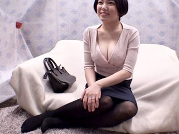 【熟女ナンパ】テレビの取材と言って待ち行く美熟女が車に連れ込みまれ、童貞君の筆おろしでバックから突かれて中出しされる！