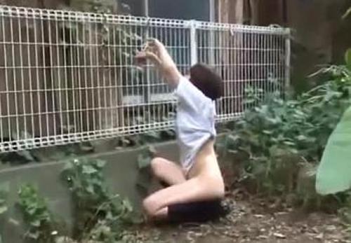 【篠田ゆう】『いやぁ…、どうして…』【下校中JK】スカートとパンツを剥ぎ取って手錠で拘束！下半身丸出しで助けを呼べない少女！