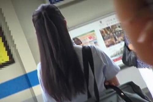 《痴漢》気が弱そうなロリかわ少女の後ろポジションGET【JK】電車内で無毛マンコにローター！大量潮吹き…チンコ挿入《レイプ》
