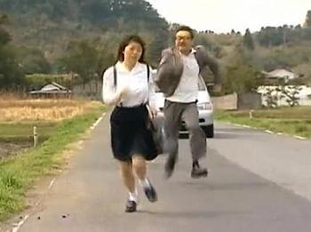 《レイプ》必死に逃げる田舎少女を追いかけるヤバイ奴！
