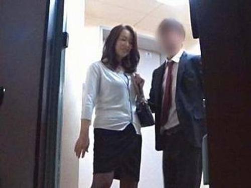 【人妻】居酒屋で1人でいた熟女をナンパしてトイレで即ハメ成功！！