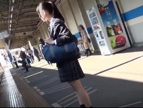 『ちょ、や、やめて…うぅ…』【JK】ゴミ男に容赦なくオマンコに貫かれた娘！《レイプ》