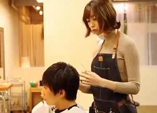 【黒川すみれ】おしゃれ美人な美容師おばさん【人妻】旦那のチンコでは満足できないエロモンスタービッチ！僕のデカマラに快楽落ち肉便器！