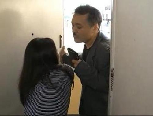 『いやぁ…私みたいなおばさんレイプしないでよぉ…』【人妻】最低犯罪者にマラでパコパコされて絶頂イキする熟女！《レイプ》