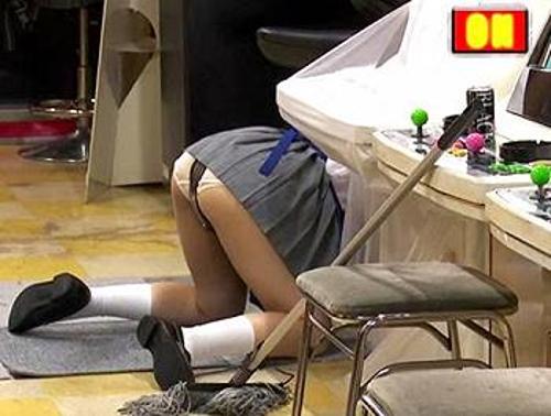 《レイプ》『ひぐぅ…こんなの酷いよぉ…』【ゲーセン店員JK】バイト少女にリモバイ装着！客が大勢いる前で大量失禁する少女星奈あい