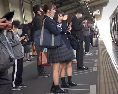 《痴漢》友達が一緒だからって油断するなよw【JK】電車内で2人まとめてチンコ挿入されて泣きながら痙攣イキするビッチJK《レイプ》