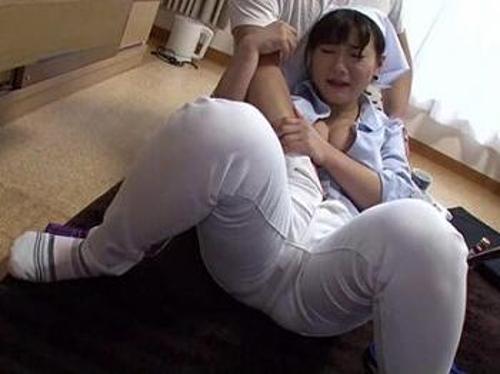 《レイプ》”家政婦”せっかくお掃除したのにズボンの上からローター責めされて大量おもらし…【人妻】逃げ惑うオバサンを捕まえてチンコ挿入