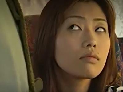 バスの中で男性器を強制的に当てられる美女！反発するどころか、しっかりと握りしめて濃密な手コキで絶頂へ導くなんてｗ