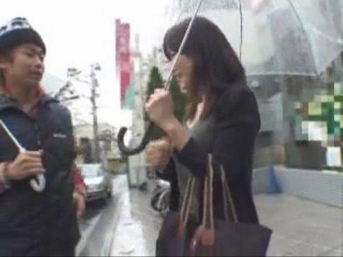 雨の中に立つ素人熟女をナンパし服を脱がせたら色気たっぷりな奥様でした