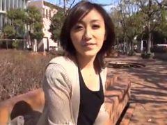 童貞勃起ちんを鑑賞している人妻は我慢できずにディープフェラ