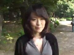 スタイル抜群でしかも美乳な人妻