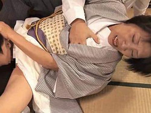 『はぐぅ…こんなオバサンをレイプするなんて…』【人妻】生理的に嫌いな野郎に強引にチンポをパコパコされた熟女！《レｘプ》