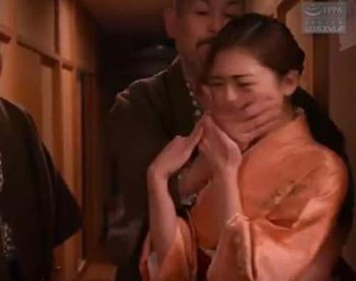 《レイプ》『ひぃ…ごめんなさい、許して…』【人妻】老舗旅館の女将がDQNの肉便器に…旦那に見られながら大量潮吹き【七瀬いおり】