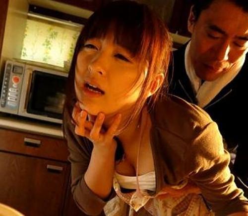 『あうっ！もっと…突いてぇ！！』【人妻】ゴミクソ野郎に力づくで肉棒を挿し込まれたおばさん！《レイプ》