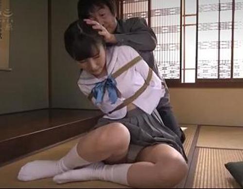 『お願いします、中に出さないで…！』【JK】鬼畜義父に抵抗虚しく巨根を挿し込まれた女子！《レイプ》