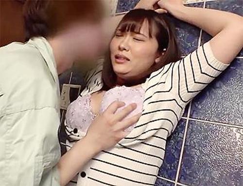 『欲求不満なんだろ、俺がチンポ挿れてやるよ！』【人妻】クズ犯罪者に力づくでマンコにパコパコされた奥さん！《レｘプ》